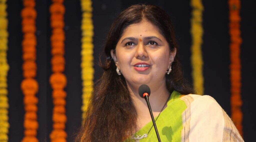 'स्वाभिमान' शब्द वापरत पंकजा मुंडे यांचे ट्विट; कार्यकर्त्यांना '12 डिसेंबर ' 'गोपीनाथ गड' येथे येण्याचे आमंत्रण 'स्वाभिमान' शब्द वापरत पंकजा मुंडे यांचे ट्विट; कार्यकर्त्यांना '12 डिसेंबर ' 'गोपीनाथ गड' येथे येण्याचे आमंत्रण