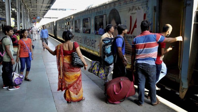 नागपूर: रेल्वे डब्यावर चढून ओव्हरहेड वायर हातात पकडली, बायकोच्या डोळ्यादेखत नवऱ्याचा मृत्यू, सीसीटीव्हीत कैद झाला थरार नागपूर: रेल्वे डब्यावर चढून ओव्हरहेड वायर हातात पकडली, बायकोच्या डोळ्यादेखत नवऱ्याचा मृत्यू, सीसीटीव्हीत कैद झाला थरार