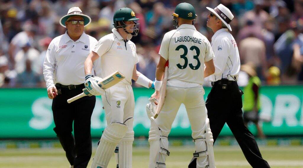 AUS vs NZ 2nd Test: स्टीव्ह स्मिथ याचा डेड बॉलच्या निर्णयावरून अंपायरशी झाला वाद, किवी फॅन्सने केली हुटींग, पाहा Video AUS vs NZ 2nd Test: स्टीव्ह स्मिथ याचा डेड बॉलच्या निर्णयावरून अंपायरशी झाला वाद, किवी फॅन्सने केली हुटींग, पाहा Video