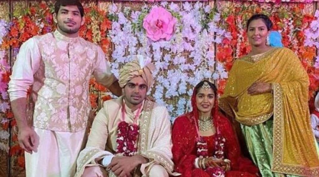 प्रसिद्ध भारतीय कुस्तीपटू बबिता फोगट हिने आपल्या पतीसोबत लग्नात घेतले आठ फेरी, या मागचे कारण ऐकून तुमचेही डोळे पाणावल्याखेरीज राहणार नाही प्रसिद्ध भारतीय कुस्तीपटू बबिता फोगट हिने आपल्या पतीसोबत लग्नात घेतले आठ फेरी, या मागचे कारण ऐकून तुमचेही डोळे पाणावल्याखेरीज राहणार नाही
