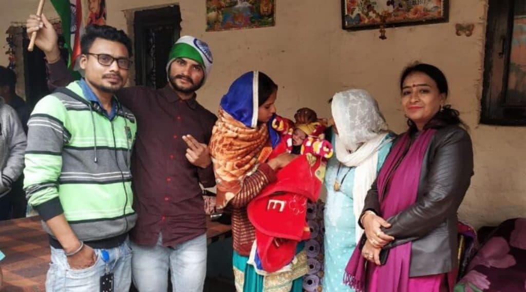 दिल्ली: CAB मंजूर झाल्यानंतर पाकिस्तानमधून भारतात दाखल झालेल्या कुटुंबाने साजरा केला आनंदोत्सव; लेकीचं नाव ठेवलं 'नागरिकता'! दिल्ली: CAB मंजूर झाल्यानंतर पाकिस्तानमधून भारतात दाखल झालेल्या कुटुंबाने साजरा केला आनंदोत्सव; लेकीचं नाव ठेवलं 'नागरिकता'!