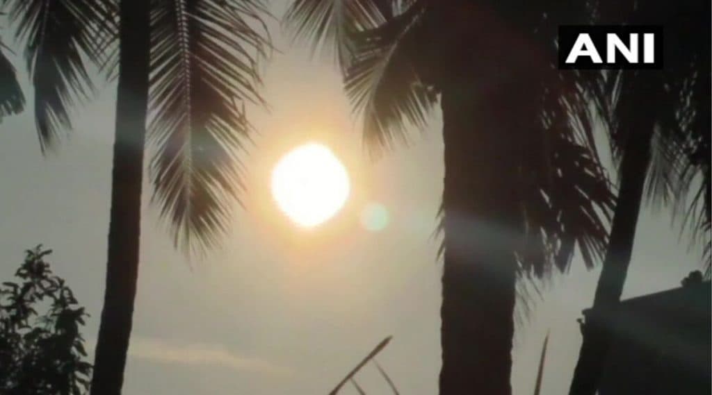 Surya Grahan 2019: ढगाळ वातावरणामुळे सूर्यग्रहण पाहण्यास अडथळा निर्माण होण्याची शक्यता; कसा पाहाल हा अद्भूत नजारा Surya Grahan 2019: ढगाळ वातावरणामुळे सूर्यग्रहण पाहण्यास अडथळा निर्माण होण्याची शक्यता; कसा पाहाल हा अद्भूत नजारा