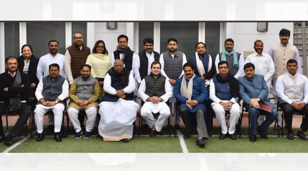 दिल्ली: महाविकास आघाडी मंत्रिमंडळ विस्तारानंतर कॉंग्रेस आमदार राहुल गांधी, सोनिया गांधी यांच्या भेटीला दिल्ली: महाविकास आघाडी मंत्रिमंडळ विस्तारानंतर कॉंग्रेस आमदार राहुल गांधी, सोनिया गांधी यांच्या भेटीला