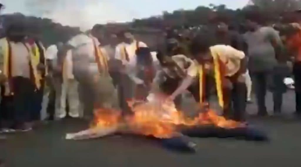 बेळगावमध्ये शिवसेनेविरोधात कन्नड संघटनांचे जोरदार आंदोलन; मुख्यमंत्री उद्धव ठाकरे यांचा प्रतीकात्मक पुतळ्याचे दहन बेळगावमध्ये शिवसेनेविरोधात कन्नड संघटनांचे जोरदार आंदोलन; मुख्यमंत्री उद्धव ठाकरे यांचा प्रतीकात्मक पुतळ्याचे दहन