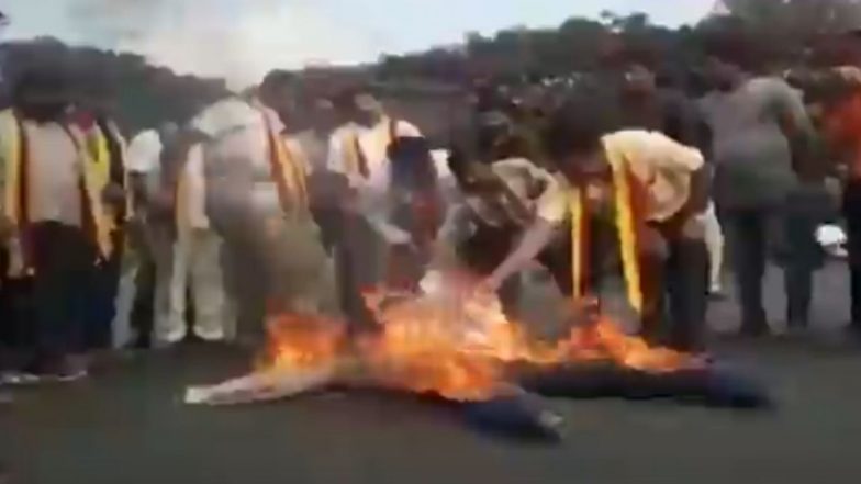 बेळगावमध्ये शिवसेनेविरोधात कन्नड संघटनांचे जोरदार आंदोलन; मुख्यमंत्री उद्धव ठाकरे यांचा प्रतीकात्मक पुतळ्याचे दहन