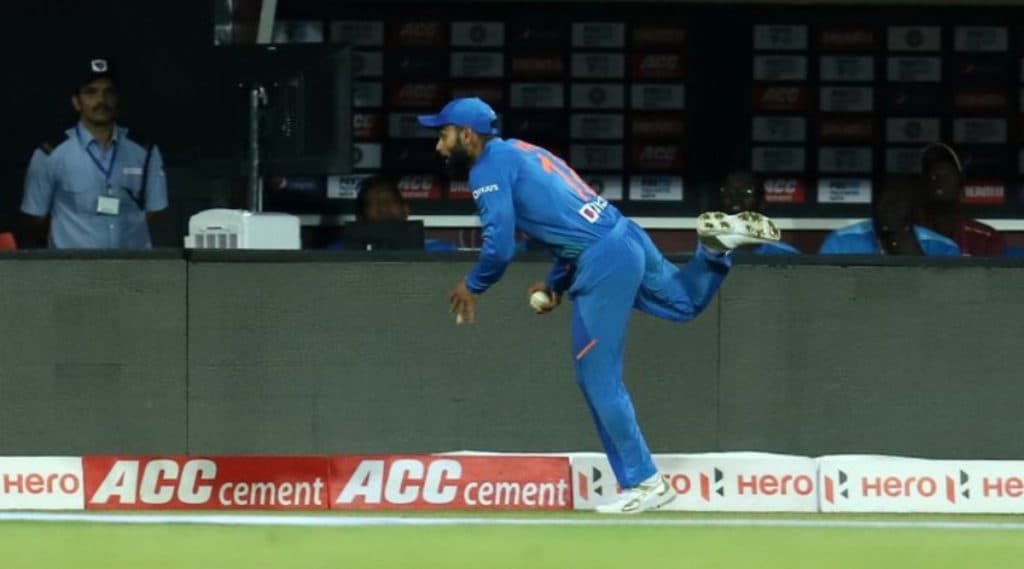 IND vs WI 2nd T20I: विराट कोहली बनला 'सुपरमॅन', बाउंड्री लाईनवर पकडलेल्या आश्चर्यकारक कॅचच Netizens कडून कौतुक, पाहा हा Video IND vs WI 2nd T20I: विराट कोहली बनला 'सुपरमॅन', बाउंड्री लाईनवर पकडलेल्या आश्चर्यकारक कॅचच Netizens कडून कौतुक, पाहा हा Video