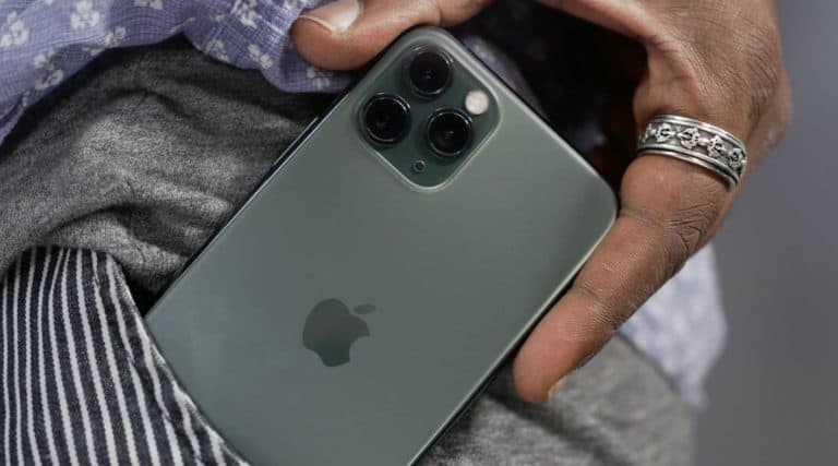 Viral Video: iPhone ने वाचवला जीव! व्हिडीओ बघून तुम्हीही व्हाल थक्क