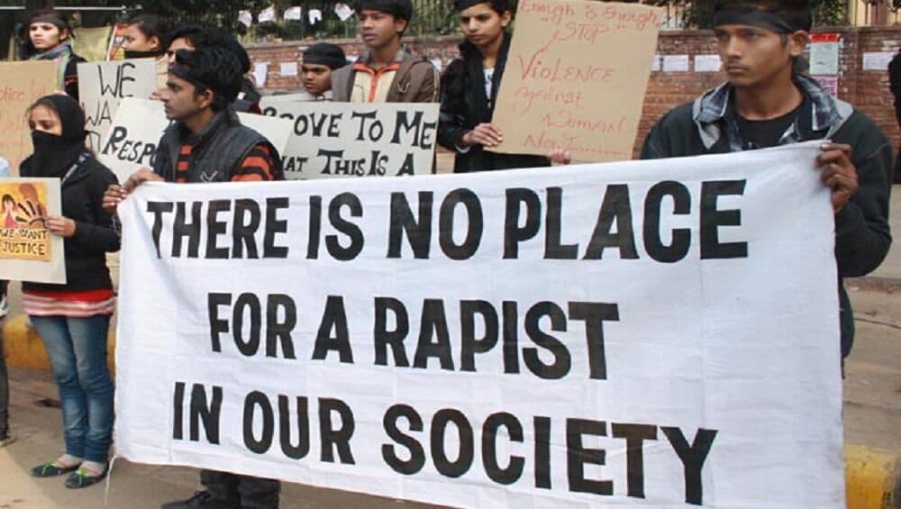 Hyderabad Rape And Murder Case: सोशल मीडियावर पीडितेचे नाव लिहिल्यास होऊ शकते दोन वर्ष तुरुंगवासाची शिक्षा Hyderabad Rape And Murder Case: सोशल मीडियावर पीडितेचे नाव लिहिल्यास होऊ शकते दोन वर्ष तुरुंगवासाची शिक्षा