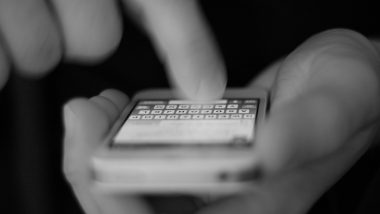 Precautionary Dose In India: भारतामध्ये 10 जानेवारीपासून लाभार्थी वृद्ध नागरिकांना कोविड लसीच्या तिसर्‍या डोस ची आठवण करून देण्यासाठी पाठवले जाणार SMS