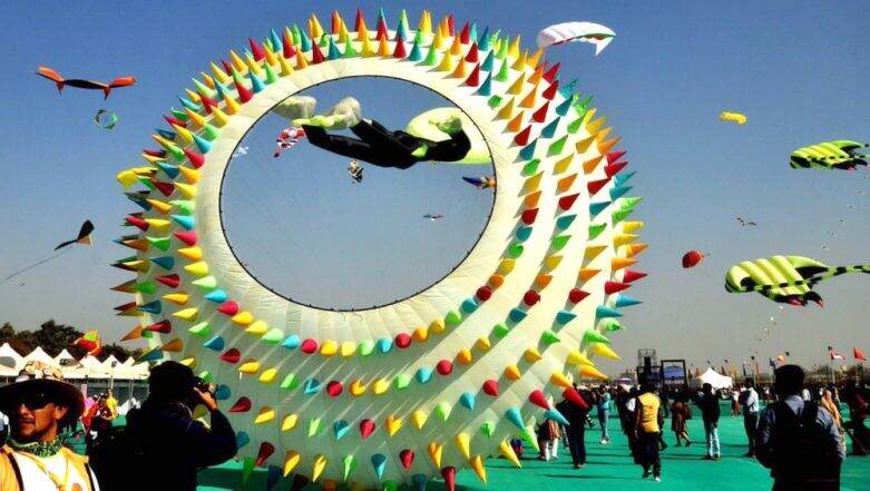 मकर संक्रांतीनिमित्त 7 ते 14 जानेवारी रोजी गुजरातमध्ये International Kite Festival चे आयोजन; 43 देशांतील पतंगवीर होणार सामील मकर संक्रांतीनिमित्त 7 ते 14 जानेवारी रोजी गुजरातमध्ये International Kite Festival चे आयोजन; 43 देशांतील पतंगवीर होणार सामील