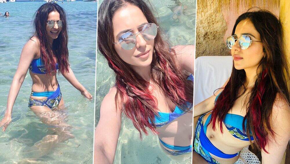 निळ्या बिकिनीमधील 'रकुल प्रीत सिंह'चा हॉट अंदाज; सोशल मीडियावर फोटोने घातला धुमाकूळ (Photo) निळ्या बिकिनीमधील 'रकुल प्रीत सिंह'चा हॉट अंदाज; सोशल मीडियावर फोटोने घातला धुमाकूळ (Photo)