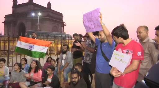 JNU हिंसाचाराच्या विरुद्ध मुंबई व पुणे येथे मध्यरात्री पासून विद्यार्थ्यांचे आंदोलन; आज सुद्धा होणार निदर्शने JNU हिंसाचाराच्या विरुद्ध मुंबई व पुणे येथे मध्यरात्री पासून विद्यार्थ्यांचे आंदोलन; आज सुद्धा होणार निदर्शने