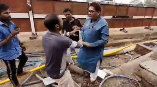 नवाब मलिक यांच्या भावाने कामगारांना केली मारहाण; व्हिडिओ होत आहे व्हायरल नवाब मलिक यांच्या भावाने कामगारांना केली मारहाण; व्हिडिओ होत आहे व्हायरल