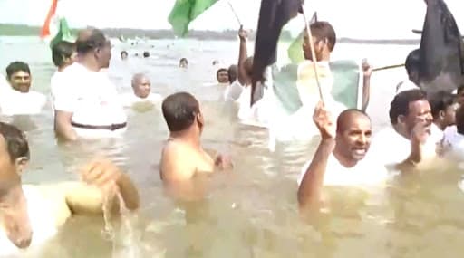 आंध्रप्रदेश सरकारच्या 3 राजधानी निर्मिती निर्णयाला स्थनिकांचा विरोध; कृष्णा नदीच्या पाण्यात उतरून केले आंदोलन,पहा व्हिडीओ आंध्रप्रदेश सरकारच्या 3 राजधानी निर्मिती निर्णयाला स्थनिकांचा विरोध; कृष्णा नदीच्या पाण्यात उतरून केले आंदोलन,पहा व्हिडीओ