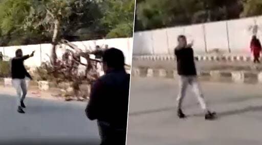 जामिया विद्यापीठामध्ये सुधारित नागरिकत्व कायद्याविरोधातील आंदोलकांवर गोळीबार करणाऱ्या तरुणाचा हिंदू महासभेकडून होणार सत्कार जामिया विद्यापीठामध्ये सुधारित नागरिकत्व कायद्याविरोधातील आंदोलकांवर गोळीबार करणाऱ्या तरुणाचा हिंदू महासभेकडून होणार सत्कार