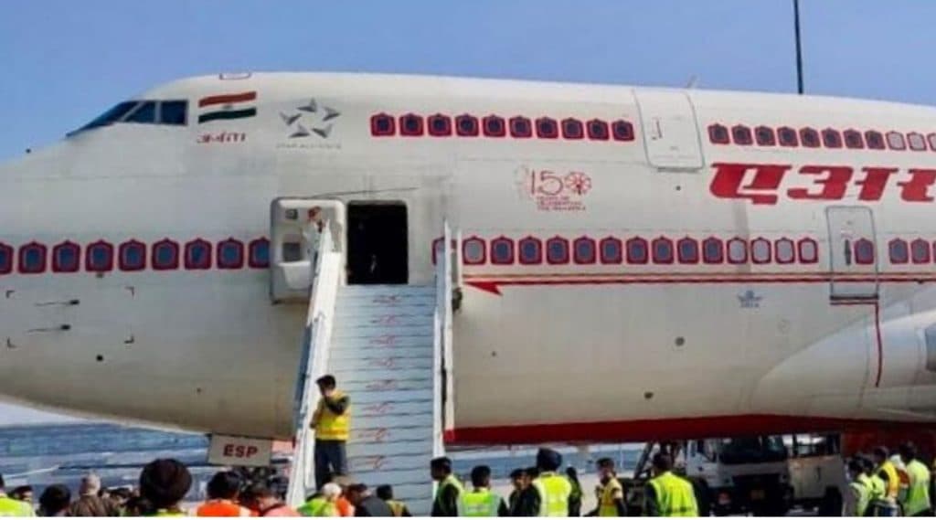 Corona Virus: भारतीयांना मायदेशात परत आणण्यासाठी एअर इंडिया कंपनीचे विशेष विमान वुहान येथे दाखल Corona Virus: भारतीयांना मायदेशात परत आणण्यासाठी एअर इंडिया कंपनीचे विशेष विमान वुहान येथे दाखल