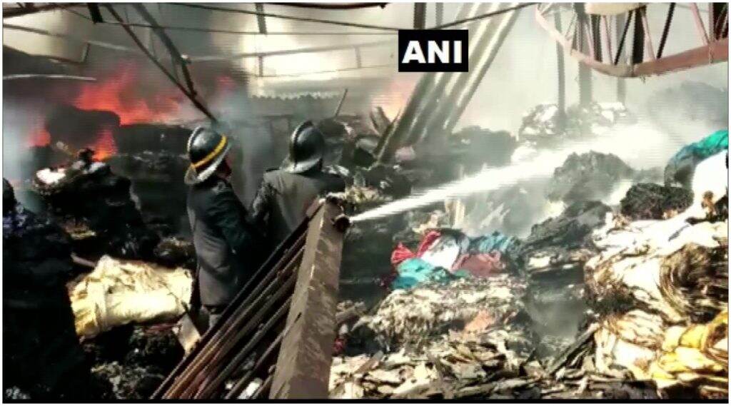 ठाणे: भिवंडी येथील खोका कंपाउंड परिसरात कारखान्याला भीषण आग, अग्निशमन दलाच्या दोन गाड्या घटनास्थळी दाखल ठाणे: भिवंडी येथील खोका कंपाउंड परिसरात कारखान्याला भीषण आग, अग्निशमन दलाच्या दोन गाड्या घटनास्थळी दाखल