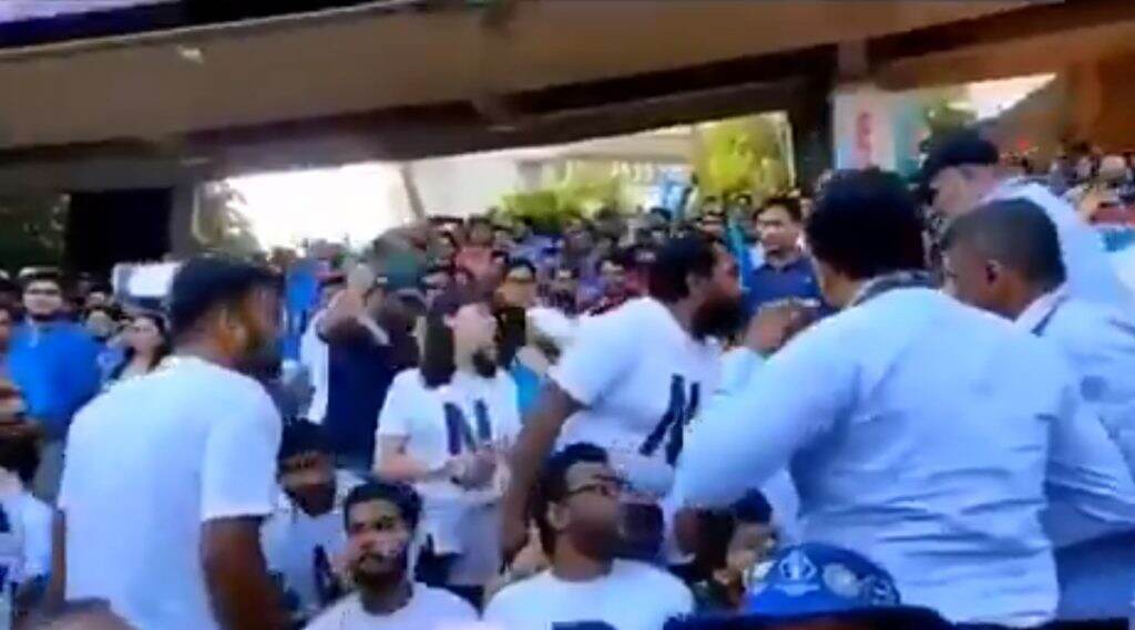 भारत-ऑस्ट्रेलिया संघातील वानखेडे सामन्यादरम्यान दर्शकांनी CAA ला दर्शविला विरोध, प्रत्युत्तर मोदी-मोदींच्या नावाचीही झाली जोरदार घोषणाबाजी भारत-ऑस्ट्रेलिया संघातील वानखेडे सामन्यादरम्यान दर्शकांनी CAA ला दर्शविला विरोध, प्रत्युत्तर मोदी-मोदींच्या नावाचीही झाली जोरदार घोषणाबाजी