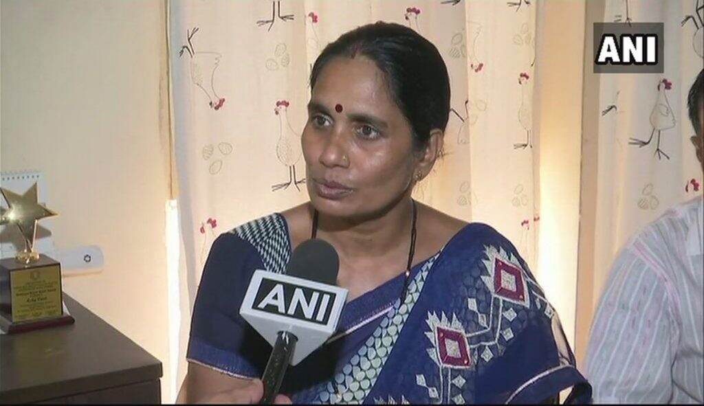 Delhi Assembly Election 2020: दिल्ली विधानसभा निवडणुकीत निर्भयाच्या आईला रिंगणात उभे करण्याच्या योजना; तिकीट देण्यासाठी राजकीय पक्षांमध्ये चढाओढ Delhi Assembly Election 2020: दिल्ली विधानसभा निवडणुकीत निर्भयाच्या आईला रिंगणात उभे करण्याच्या योजना; तिकीट देण्यासाठी राजकीय पक्षांमध्ये चढाओढ