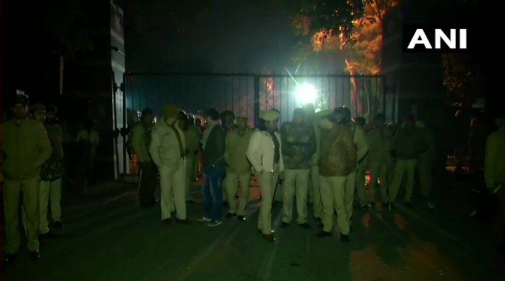 JNU मध्ये हिंसाचार: मॉबने कॅम्पसमध्ये विद्यार्थ्यांवर हल्ला केला, JNUSU चे अध्यक्ष आइशी घोष गंभीर जखमी; स्टुडंट युनियनने एबीव्हीपीला ठरवले दोषी JNU मध्ये हिंसाचार: मॉबने कॅम्पसमध्ये विद्यार्थ्यांवर हल्ला केला, JNUSU चे अध्यक्ष आइशी घोष गंभीर जखमी; स्टुडंट युनियनने एबीव्हीपीला ठरवले दोषी
