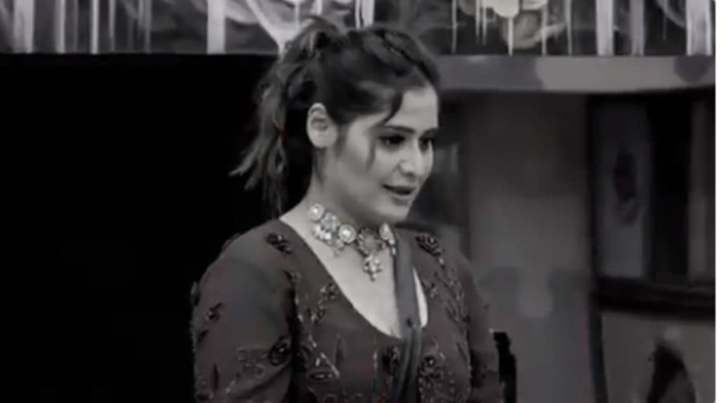 Bigg Boss 13: आरती सिंग वर 13 व्या वर्षी तिच्याच घरात करण्यात आला होता बलात्काराचा प्रयत्न; पहा हा व्हिडिओ Bigg Boss 13: आरती सिंग वर 13 व्या वर्षी तिच्याच घरात करण्यात आला होता बलात्काराचा प्रयत्न; पहा हा व्हिडिओ