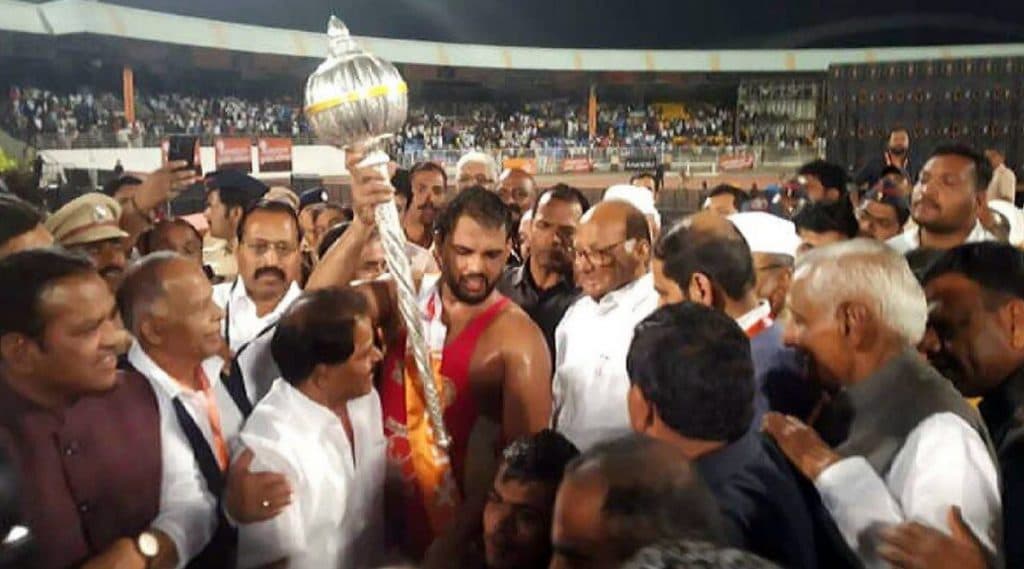 Maharashtra Kesari 2020 Final: हर्षवर्धन सदगीर याची खिलाडूवृत्ती, पराभूत शैलेश शेळके याला खांद्यावर घेत मारली फेरी, पाहा (Video) Maharashtra Kesari 2020 Final: हर्षवर्धन सदगीर याची खिलाडूवृत्ती, पराभूत शैलेश शेळके याला खांद्यावर घेत मारली फेरी, पाहा (Video)