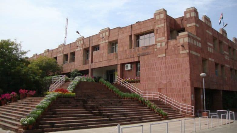 हिंसाचारानंतर उद्यापासून सुरु होतील JNU मधील वर्ग; विद्यापीठाने बजावली नोटीस हिंसाचारानंतर उद्यापासून सुरु होतील JNU मधील वर्ग; विद्यापीठाने बजावली नोटीस