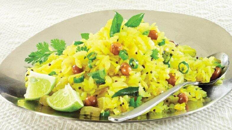 Vishwa Poha Diwas: 'विश्व पोहा दिवस' च्या निमित्ताने आज कांदे पोहे च्या सोबतीनेच दडपे पोहे ते इंदुरी पोहे अशा विविध प्रकरांची इथे पहा रेसिपी (Watch Video)