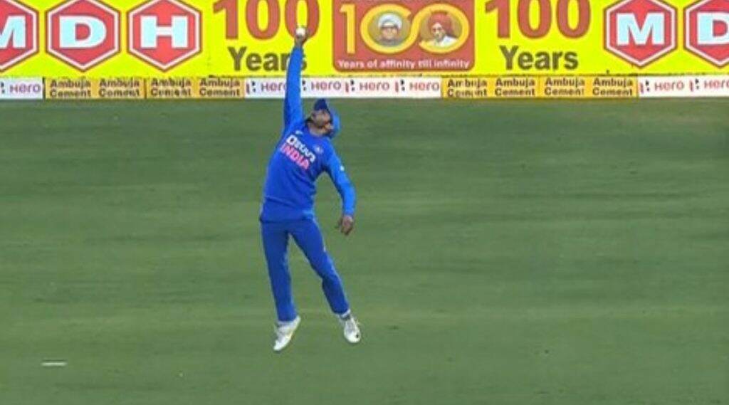 IND vs AUS 2nd ODI: मनीष पांडे याने डेविड वॉर्नर ला बाद करण्यासाठी पकडलेला एक हाती सुपरमॅन स्टाईल कॅच पाहून सर्वांनाच बसला धक्का, पाहा हा Video IND vs AUS 2nd ODI: मनीष पांडे याने डेविड वॉर्नर ला बाद करण्यासाठी पकडलेला एक हाती सुपरमॅन स्टाईल कॅच पाहून सर्वांनाच बसला धक्का, पाहा हा Video
