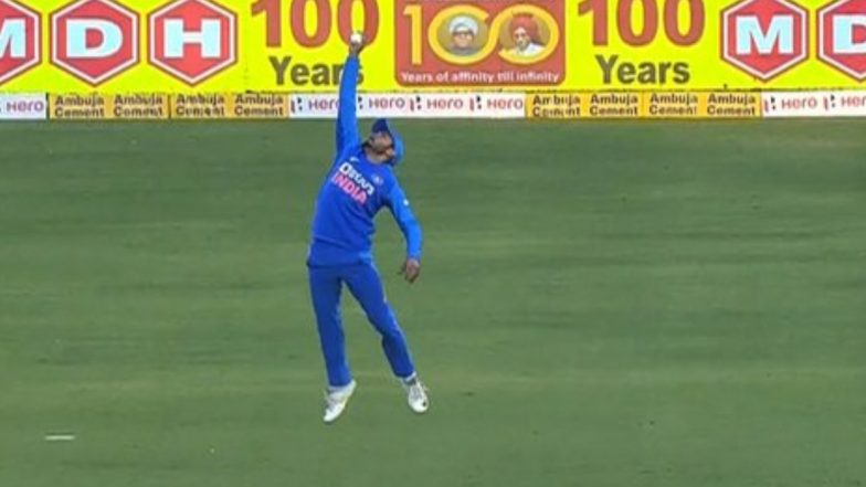IND vs AUS 2nd ODI: मनीष पांडे याने डेविड वॉर्नर ला बाद करण्यासाठी पकडलेला एक हाती सुपरमॅन स्टाईल कॅच पाहून सर्वांनाच बसला धक्का, पाहा हा Video