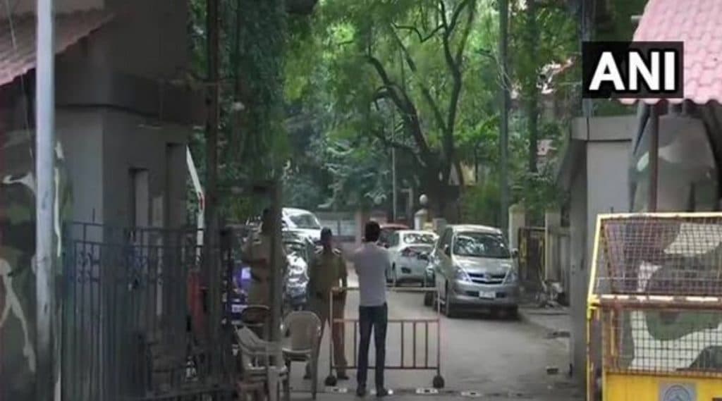 मुख्यमंत्री उद्धव ठाकरे यांच्याकडे समस्या घेऊन भेटण्यासाठी आलेल्या बाप-लेकीला नकार देत पोलिसांनी घेतले ताब्यात मुख्यमंत्री उद्धव ठाकरे यांच्याकडे समस्या घेऊन भेटण्यासाठी आलेल्या बाप-लेकीला नकार देत पोलिसांनी घेतले ताब्यात