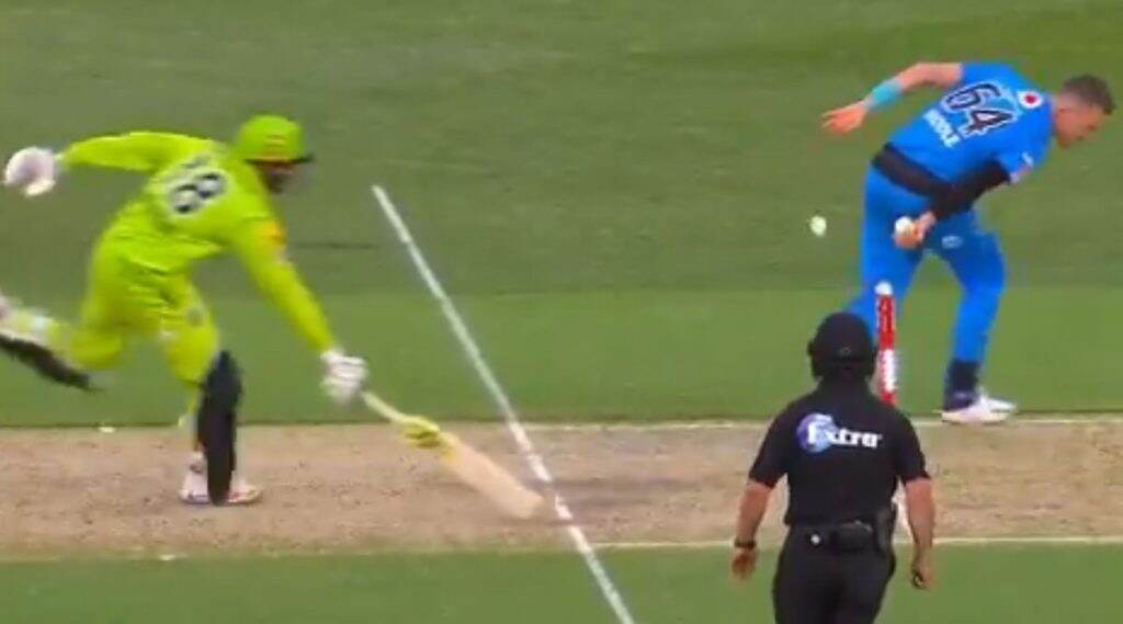 Big Bash League 2019-20: पीटर सिडल याने एमएस धोनी स्टाईलमध्ये केले रनआऊट, व्हिडिओ पाहून तुम्हीही म्हणाल Wow Big Bash League 2019-20: पीटर सिडल याने एमएस धोनी स्टाईलमध्ये केले रनआऊट, व्हिडिओ पाहून तुम्हीही म्हणाल Wow