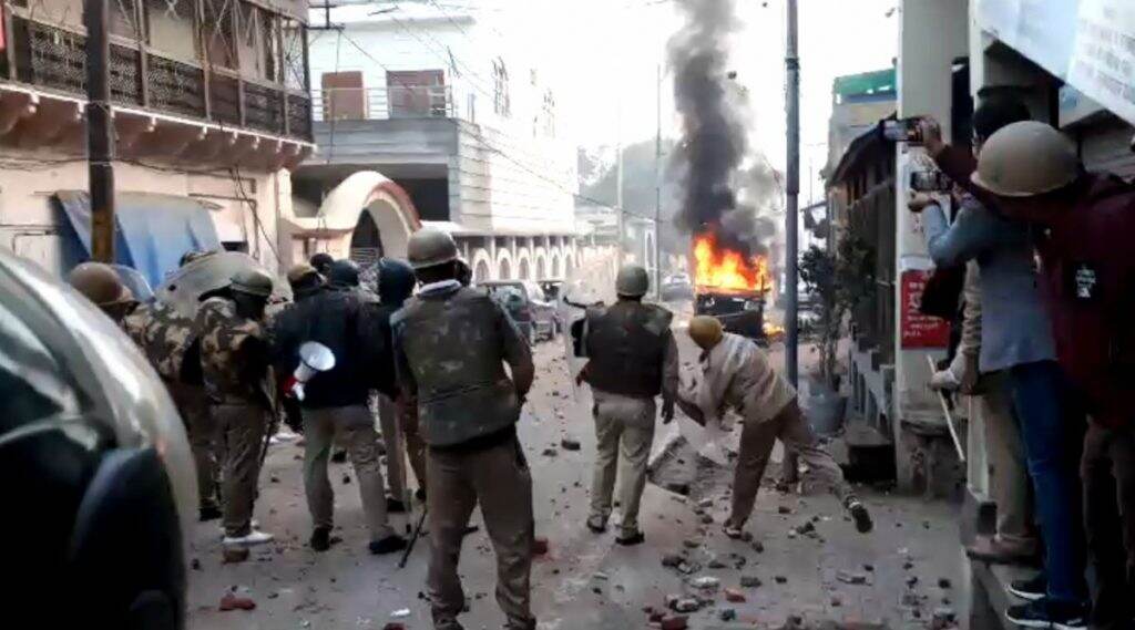 CAA-NRC विरोधात झालेल्या हिंसाचारात रेल्वेचे 84 कोटींचे नुकसान; कोलकाता उच्च न्यायालयात प्रतिज्ञापत्र दाखल CAA-NRC विरोधात झालेल्या हिंसाचारात रेल्वेचे 84 कोटींचे नुकसान; कोलकाता उच्च न्यायालयात प्रतिज्ञापत्र दाखल