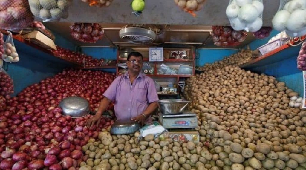 बटाट्याचे दर 40 रुपये प्रति किलोवर, सामान्यांच्या खिशाला कात्री बटाट्याचे दर 40 रुपये प्रति किलोवर, सामान्यांच्या खिशाला कात्री