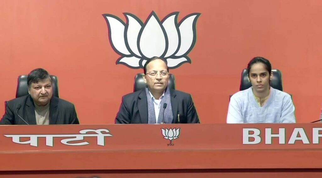 बँडमिंटनपटू सायना नेहवाल हिचा भाजप प्रवेश, कमळ हाती घेण्याचे कारणही सांगितले बँडमिंटनपटू सायना नेहवाल हिचा भाजप प्रवेश, कमळ हाती घेण्याचे कारणही सांगितले