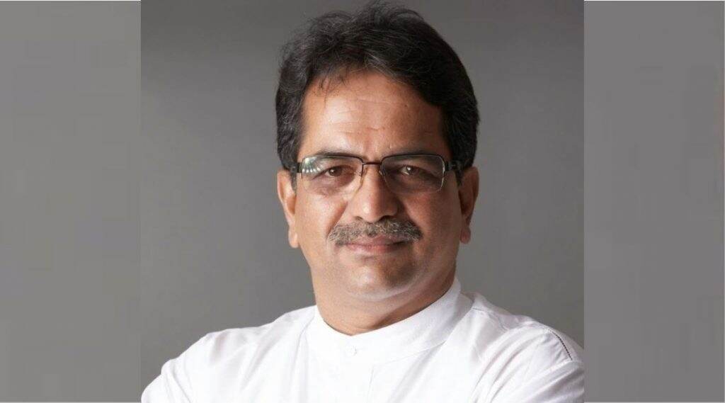 स्वत:चे कान पकडत शिशिर शिंदे यांच्याकडून बाळासाहेब ठाकरे यांना अभिवादन स्वत:चे कान पकडत शिशिर शिंदे यांच्याकडून बाळासाहेब ठाकरे यांना अभिवादन