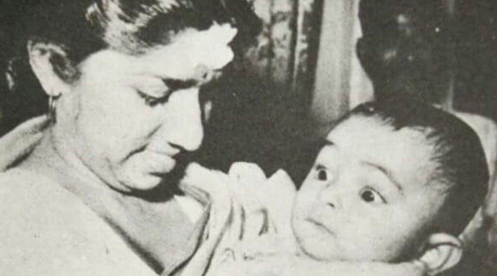 ज्येष्ठ अभिनेते ऋषि कपूर यांनी स्वरसम्राज्ञी लता मंगेशकर यांच्या सोबतचा शेअर केला बालपणीचा फोटो, दीदींनी दिली यावर भावूक प्रतिक्रिया, नक्की वाचा ज्येष्ठ अभिनेते ऋषि कपूर यांनी स्वरसम्राज्ञी लता मंगेशकर यांच्या सोबतचा शेअर केला बालपणीचा फोटो, दीदींनी दिली यावर भावूक प्रतिक्रिया, नक्की वाचा