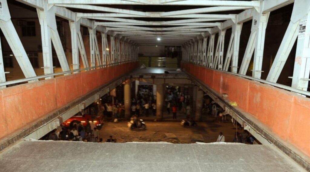 मुंबई: सीएसएमटी स्टेशन परिसरात 2021 च्या मध्यापर्यंत बांधला जाणार नवा पूल; लवकरच निघणार टेंडर्स मुंबई: सीएसएमटी स्टेशन परिसरात 2021 च्या मध्यापर्यंत बांधला जाणार नवा पूल; लवकरच निघणार टेंडर्स