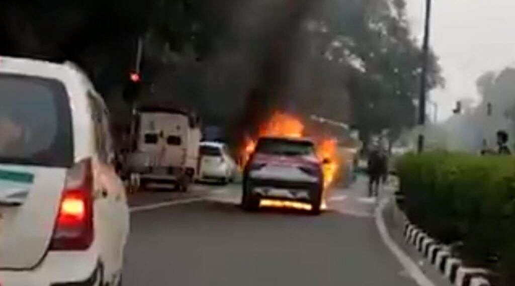 भारतात नुकतेच लॉंंच झालेली MG Hector ने महिन्याभरात दुसऱ्यांदा घेतला पेट; कंपनीकडून कोणतीही प्रतिक्रिया नाही (Video) भारतात नुकतेच लॉंंच झालेली MG Hector ने महिन्याभरात दुसऱ्यांदा घेतला पेट; कंपनीकडून कोणतीही प्रतिक्रिया नाही (Video)