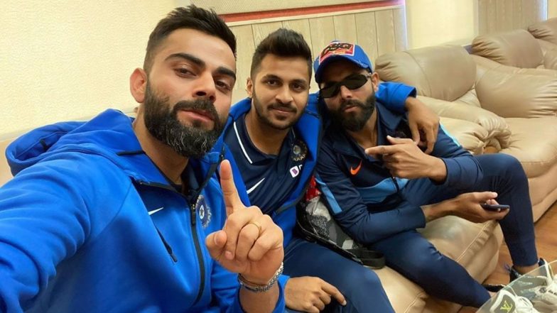 IND vs SL 3rd T20I: श्रीलंकाविरुद्ध पुणे टी-20 सामन्याआधी विराट कोहली याने शेअर केली शार्दूल ठाकूर आणि रवींद्र जडेजा यांच्यासोबतची सेल्फी