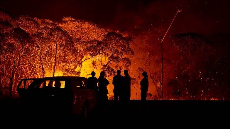 Australia Bushfire: рд╡рдгрд╡рд╛ рдирд╡реНрд╣реЗ! рдСрд╕реНрдЯреНрд░реЗрд▓рд┐рдпрд╛рддреАрд▓ рдЬрдВрдЧрд▓рд╛рд▓рд╛ рдЬрд╛рдгреАрд╡рдкреВрд░реНрд╡рдХ рд▓рд╛рд╡рд▓реА рдЖрдЧ; рдкреЛрд▓рд┐рд╕рд╛рдВрдХрдбреВрди 200 рдЬрдгрд╛рдВрд╡рд░ рдЧреБрдиреНрд╣реЗ рджрд╛рдЦрд▓, рд╕рд░рдХрд╛рд░рдЪреА рдорд╣рддреНрддреНрд╡рдкреВрд░реНрдг рдХрд╛рд░рд╡рд╛рдИ