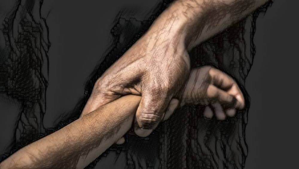 Thane: 24 वर्षीय युवकाचा शेजारी राहणाऱ्या 5 वर्षाच्या मुलीवर बलात्कार; पोलिसांकडून अटक Thane: 24 वर्षीय युवकाचा शेजारी राहणाऱ्या 5 वर्षाच्या मुलीवर बलात्कार; पोलिसांकडून अटक