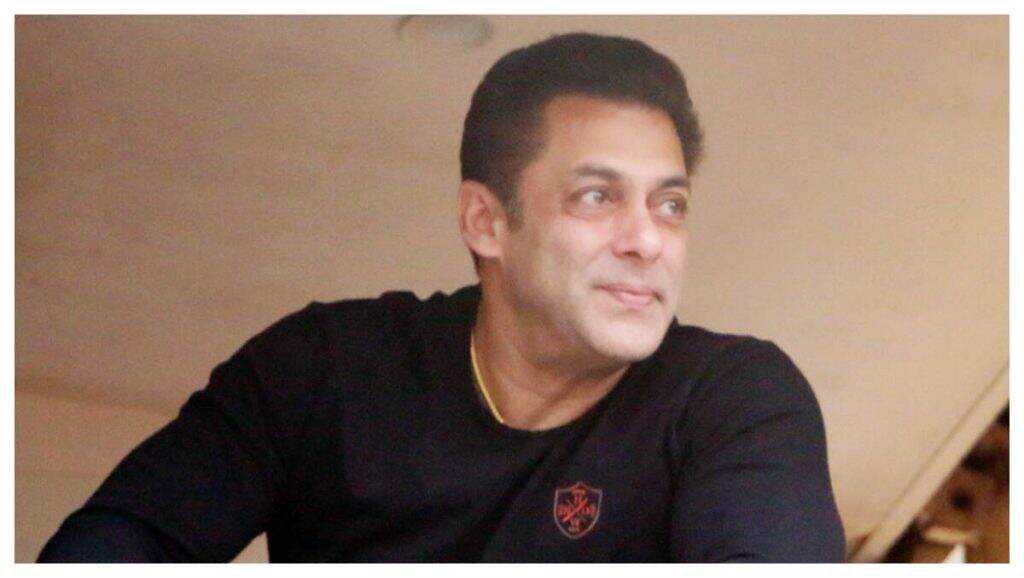 सलमान खान विनापरवानगी सेल्फी खेचणार्या व्यक्तीवर भडकला; फोन हिसकावल्याचा व्हिडिओ व्हायरल! सलमान खान विनापरवानगी सेल्फी खेचणार्या व्यक्तीवर भडकला; फोन हिसकावल्याचा व्हिडिओ व्हायरल!