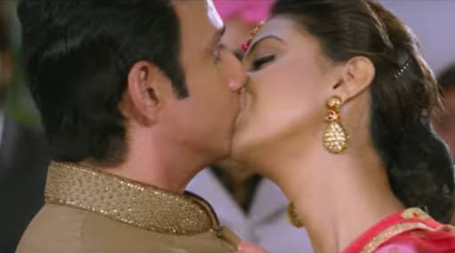 Babloo Bachelor सिनेमाच्या ट्रेलर मध्ये तेजश्री प्रधान हिचा बोल्ड किसिंग सीन; बॉलिवूडमध्ये धमाकेदार एंट्री (Watch Video) Babloo Bachelor सिनेमाच्या ट्रेलर मध्ये तेजश्री प्रधान हिचा बोल्ड किसिंग सीन; बॉलिवूडमध्ये धमाकेदार एंट्री (Watch Video)