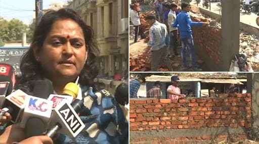 ऐकावं ते नवलचं! डोनाल्ड ट्रम्प यांच्या मार्गातील झोपड्या झाकण्यासाठी अहमदाबाद महापालिकेने बांधली भिंत; पहा फोटो ऐकावं ते नवलचं! डोनाल्ड ट्रम्प यांच्या मार्गातील झोपड्या झाकण्यासाठी अहमदाबाद महापालिकेने बांधली भिंत; पहा फोटो