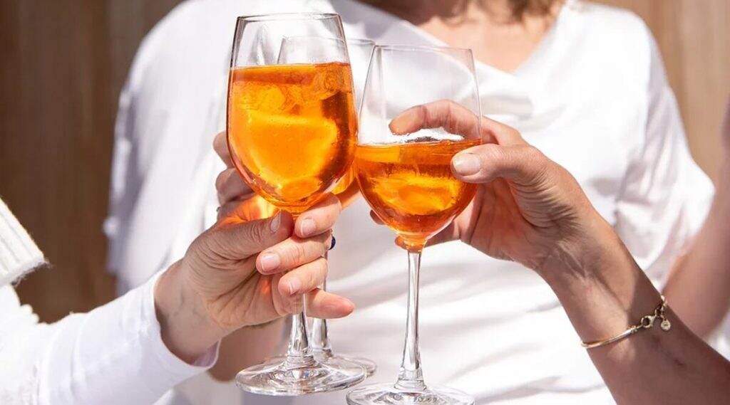 Urinary Auto-Brewery Syndrome: महिलेच्या मुत्राशयात युरिनऐवजी तयार होते 'दारू'; जाणून घ्या काय आहे 'युरिनरी ऑटो-ब्रेवरी सिंड्रोम' Urinary Auto-Brewery Syndrome: महिलेच्या मुत्राशयात युरिनऐवजी तयार होते 'दारू'; जाणून घ्या काय आहे 'युरिनरी ऑटो-ब्रेवरी सिंड्रोम'