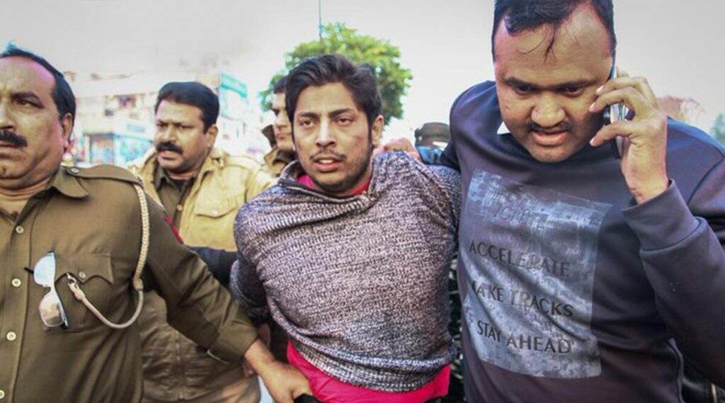 दिल्ली: देश मे सिर्फ हिंदू की चलेगी! शाहीनबाग मध्ये गोळीबार करणाऱ्या कपिल गुज्जर याचे अटकेनंतर वादग्रस्त विधान (Watch Video) दिल्ली: देश मे सिर्फ हिंदू की चलेगी! शाहीनबाग मध्ये गोळीबार करणाऱ्या कपिल गुज्जर याचे अटकेनंतर वादग्रस्त विधान (Watch Video)