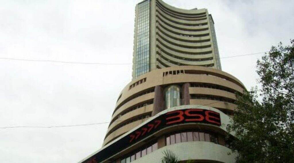 Budget 2020-21 नंतर मुंबई शेअर बाजारात निराशा; सेन्सेक्स, निफ्टी कोसळला Budget 2020-21 नंतर मुंबई शेअर बाजारात निराशा; सेन्सेक्स, निफ्टी कोसळला