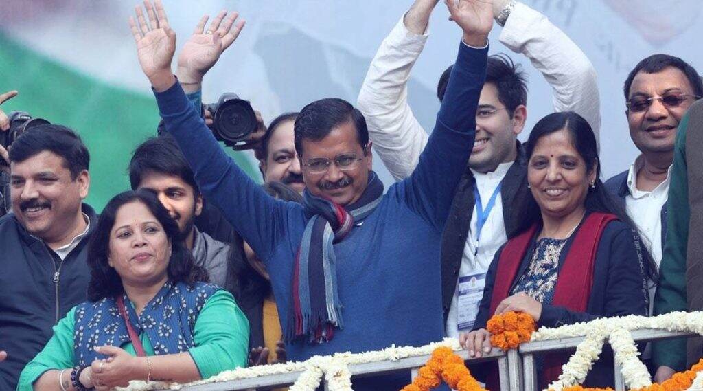अरविंद केजरीवाल यांच्याकडून पंतप्रधान नरेंद्र मोदी यांना मुख्यमंत्री पदाच्या शपथविधी सोहळ्यासाठी आमंत्रण अरविंद केजरीवाल यांच्याकडून पंतप्रधान नरेंद्र मोदी यांना मुख्यमंत्री पदाच्या शपथविधी सोहळ्यासाठी आमंत्रण