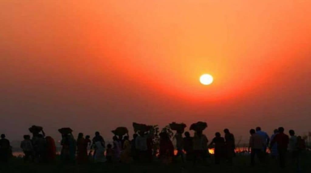 चीन: Horizon वर दिसले पाच सूर्य; मंगोलिया मधील 'हे' अद्भुत दृश्य पाहा (Watch Video) चीन: Horizon वर दिसले पाच सूर्य; मंगोलिया मधील 'हे' अद्भुत दृश्य पाहा (Watch Video)